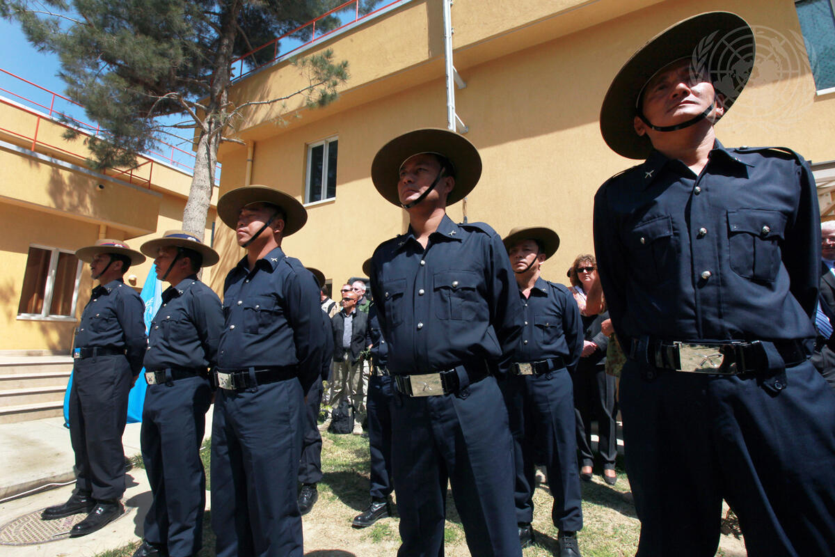 Sept cercueils drapés de bleu